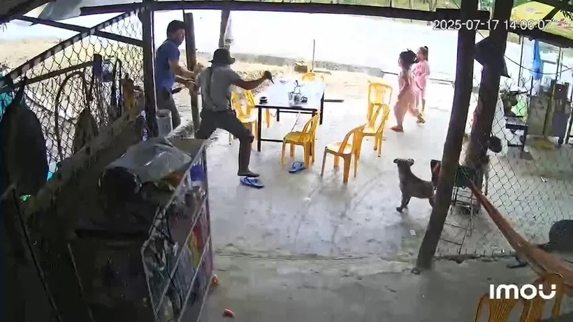 Khi ông Đ đang nằm võng thì Nguyễn Bình Trọng xông vào đâm trọng thương. (Ảnh: Pháp luật TP.HCM)