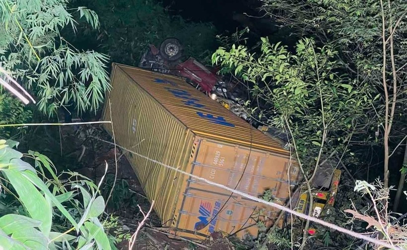 Xe container rơi xuống vực sâu 70 m, nằm bên bờ suối. (Ảnh: Công an Quảng Trị)