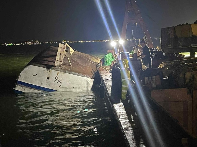 Hiện lực lượng cứu hộ đã điều động thêm thợ lặn chuyên nghiệp để tiếp cận bên trong thân tàu. Các thợ lặn cho biết bên trong thân tàu có thi thể nạn nhân và họ đang tìm cách để đưa ra ngoài. Ảnh: Tiền Phong