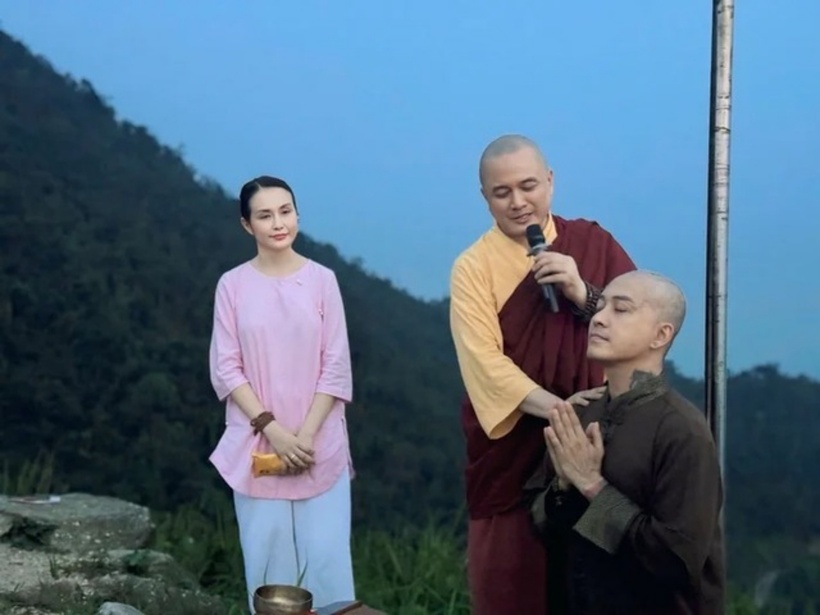 Tuấn Hưng khiến nhiều người ngạc nhiên với mái đầu trọc, anh chia sẻ rằng đây là cách anh thể hiện lòng biết ơn mẹ.