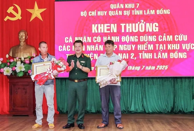 Đại tá Đinh Hồng Tiếng, Chỉ huy trưởng Bộ Chỉ huy Quân sự tỉnh Lâm Đồng, đã trao bằng khen và hoa cho hai cá nhân vì hành động cứu ba người. Ảnh: PLO.