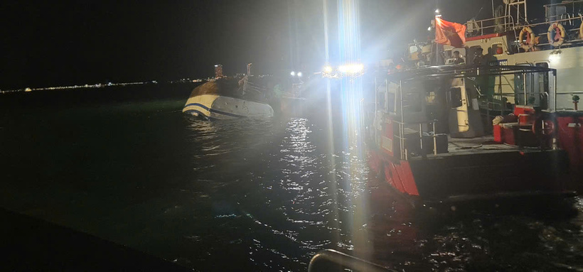 Dự kiến trong đêm nay sẽ cẩu tàu lên để đưa vào bờ