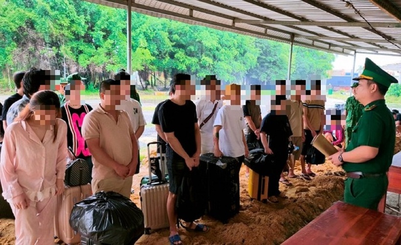 Tiếp nhận công dân Việt Nam do Campuchia trao trả tại cửa khẩu Mộc Bài. Ảnh: Người đưa tin