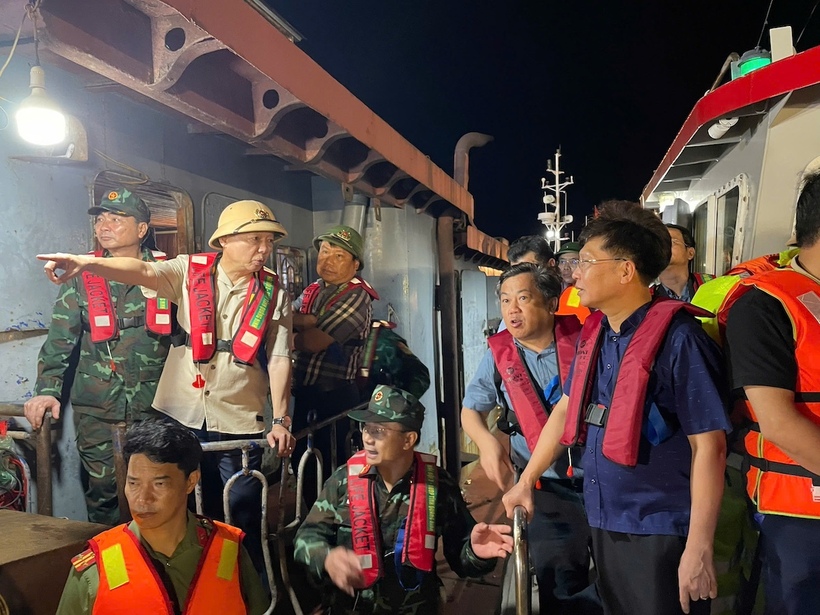 Ông Hoàng Hồng Giang, Phó Cục trưởng Cục Hàng hải và Đường thủy Việt Nam, báo cáo nhanh tình hình triển khai cứu nạn với Phó Thủ tướng Chính phủ Trần Hồng Hà tại hiện trường