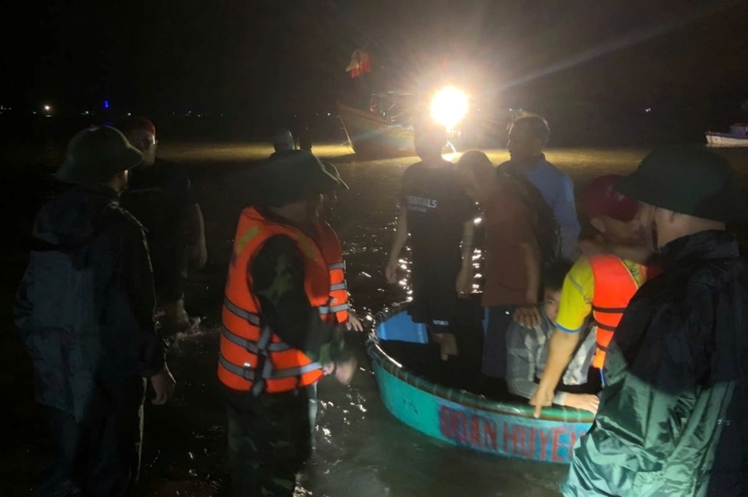 Sau 5 giờ vật lộn với sóng lớn, lực lượng cứu hộ đã đưa toàn bộ 4 thuyền viên và 30 du khách vào bờ an toàn. Ảnh: Nông Nghiệp & Môi Trường