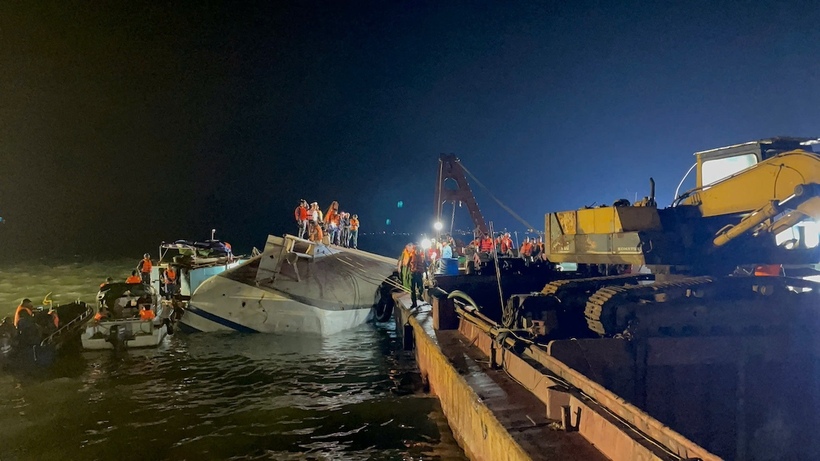 Các lực lượng tìm kiếm bên trong tàu và khu vực biển lân cận