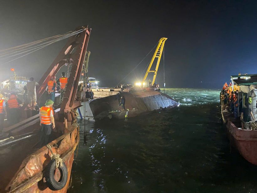 Đêm 19/7, lực lượng chức năng tiến hành lật tàu để tiếp tục tìm kiếm nạn nhân mất tích