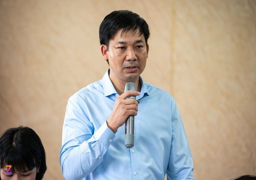 Ông Nguyễn Văn Công, Phó Chủ tịch UBND tỉnh Quảng Ninh, cho biết tỉnh có định hướng "đỡ đầu" cho các em nhỏ mồ côi do vụ lật tàu ở Hạ Long. (Ảnh: Tạp chí Tri thức)