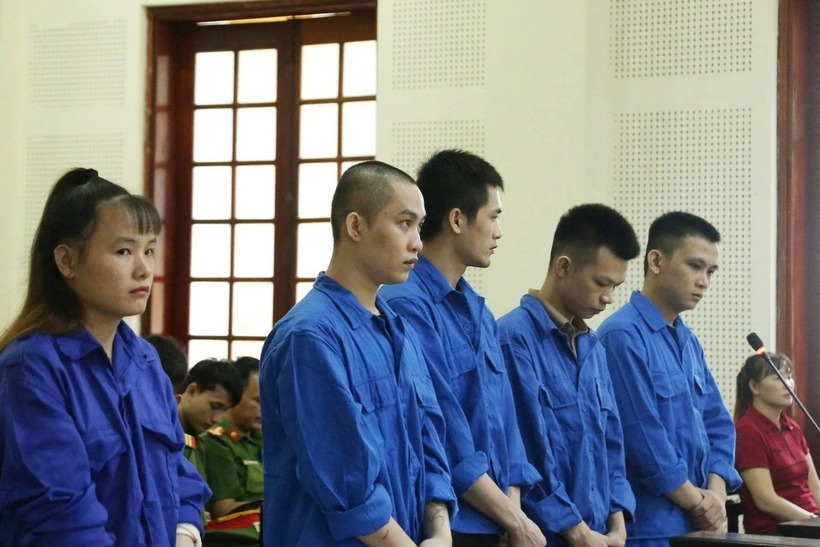 Các bị cáo tại phiên tòa. Ảnh: Báo Dân trí.