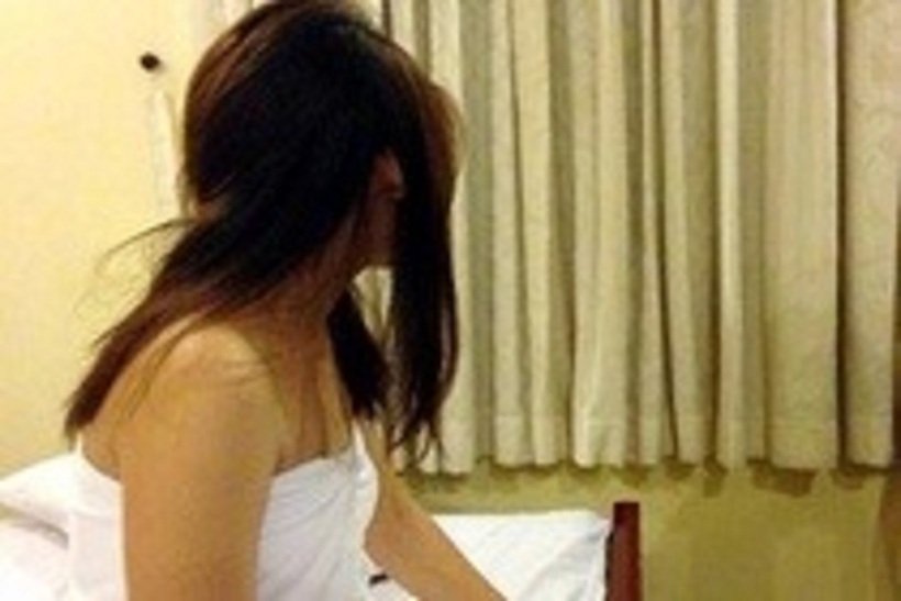 Cô gái trẻ bị bắt quả tang bán dâm. Ảnh minh họa