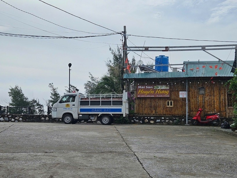 Xe của công an phát đi thông báo nhắc nhở người dân xã Đồng Châu (Hưng Yên) phòng tránh bão.
