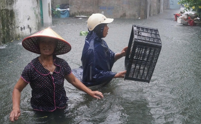 Nhiều người dân cho biết trước việc mưa lớn kéo dài do bão số 3 Wipha, nhà bị ngập nên họ phải dậy từ sớm để di chuyển, kê cao đồ đạc, tài sản.
