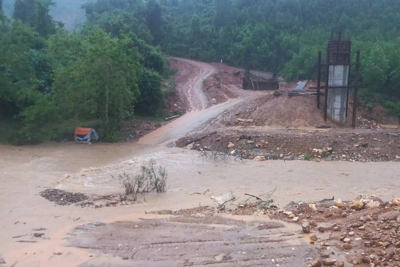 Khu vực cầu tràn khe Chon ngập khiến các hộ dân bị chia cắt. (Ảnh: Dân trí)