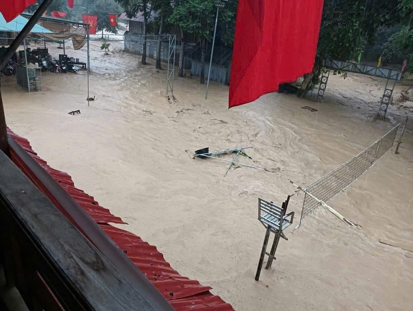 Hầu hết các hộ dân dọc bờ sông tại khu vực xã Mường Xén đã bị ngập tầng 1. (Ảnh: Đại đoàn kết)