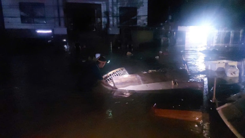 Người dân vật lộn với nước lũ lúc nửa đêm. Ảnh: VietNamNet