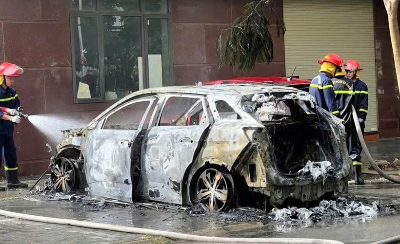 Chiếc xe cháy trơ khung. (Ảnh: VietnamNet)