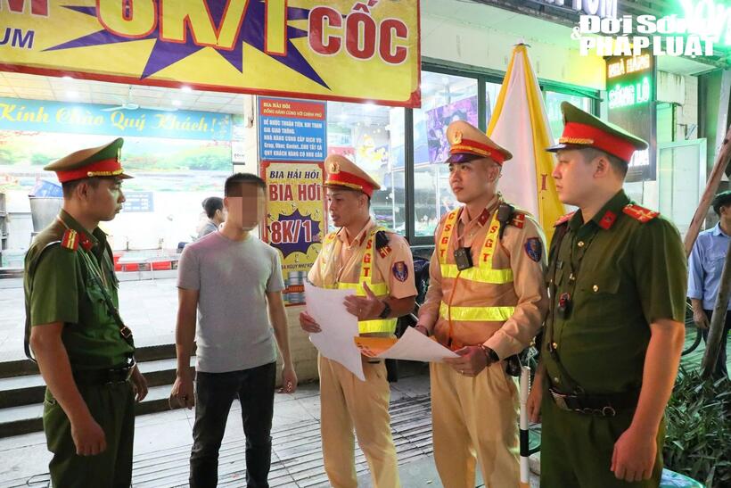 Lực lượng  CSGT đang tuyên truyền cho một quản lý nhà hàng tại phường Thanh Xuân.