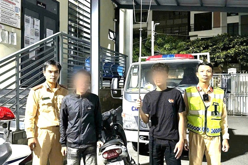 Hai thiếu niên và cây "ba chĩa". (Ảnh: Công an TP.Đà Nẵng)