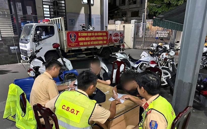 Tổ công tác đã lập biên bản xử lý 2 thiếu niên vi phạm. (Ảnh: Công an TP.Đà Nẵng)