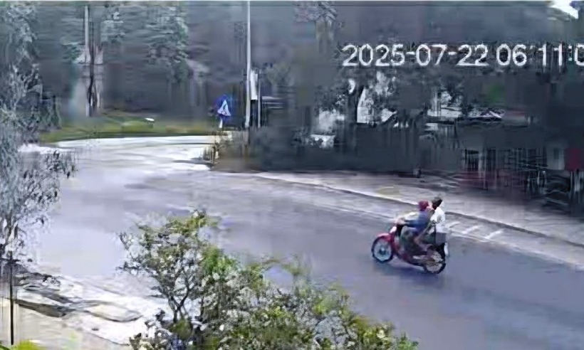 Hình ảnh ông M. chở Đặng Quang Dũng được ghi lại qua camera của nhà dân. (Ảnh: VietnamNet)