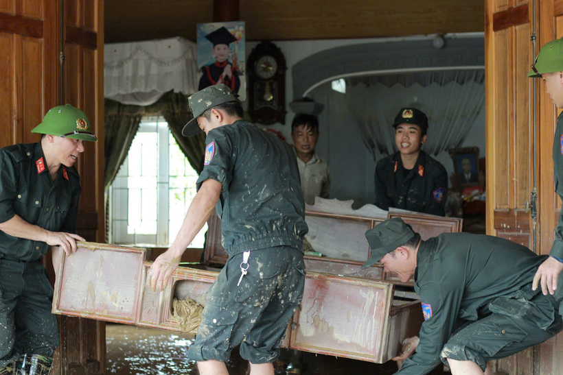 Cán bộ, chiến sĩ CSCĐ tổng dọn vệ sinh, nạo vét bùn đất ở nhà dân, trụ sở các cơ quan, trường học...