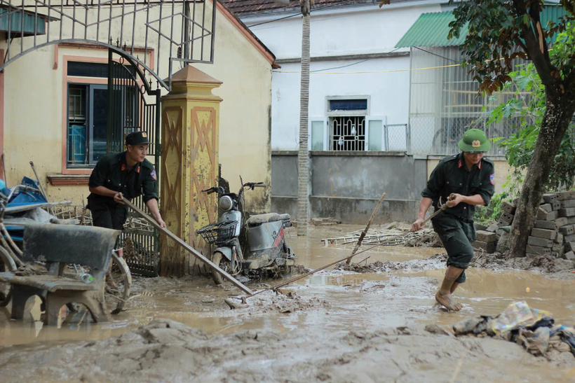 Dưới lớp bùn lầy, cán bộ, chiến sỹ CSCĐ khẩn trương hỗ trợ người dân khắc phục hậu quả.