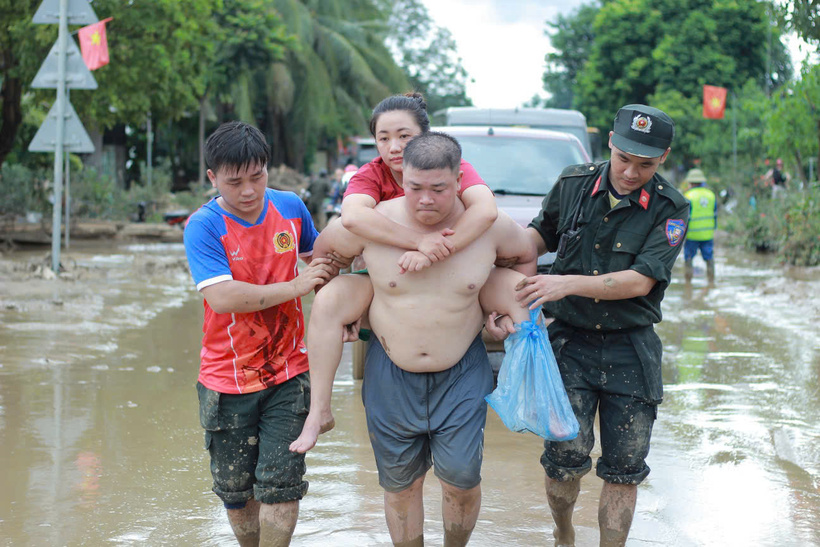 Chiến sỹ CSCĐ giúp người dân sau bão.