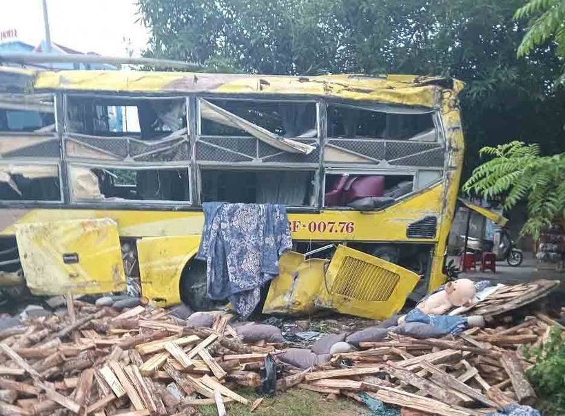 "Thời điểm bị lật, xe chở hơn 20 hành khách. Vụ việc khiến 9 người tử vong, hơn 10 người bị thương đang được cấp cứu", ông Quang thông tin. Ảnh: Lao Động.