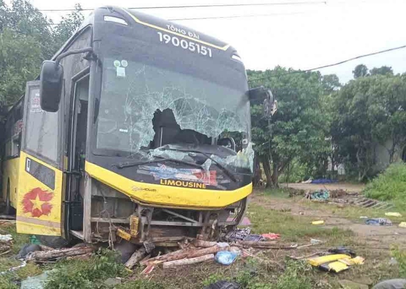 Chia sẻ trên Dân Trí, ông Phan Văn Quang, Chủ tịch UBND phường Sông Trí, cho biết ô tô khách giường nằm mang biển số 43F-007.xx lưu thông trên quốc lộ 1A, theo hướng Bắc - Nam.