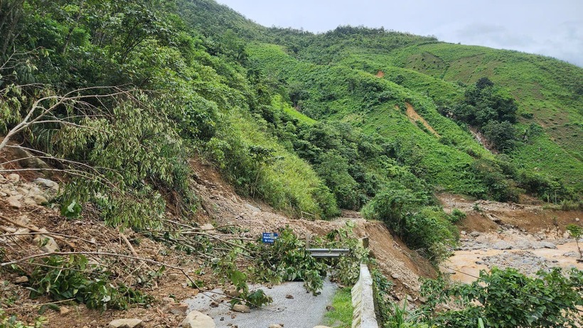 Nghệ An: Nước lũ chia cắt quốc lộ nối vào xã Nhôn Mai, giao thông tê liệt, hơn 7.000 dân bị cô lập - 3