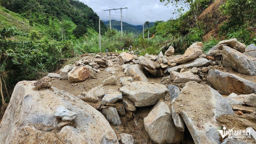 Nghệ An: Nước lũ chia cắt quốc lộ nối vào xã Nhôn Mai, giao thông tê liệt, hơn 7.000 dân bị cô lập - 5