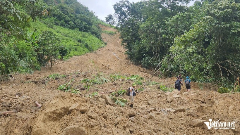 Nghệ An: Nước lũ chia cắt quốc lộ nối vào xã Nhôn Mai, giao thông tê liệt, hơn 7.000 dân bị cô lập - 6