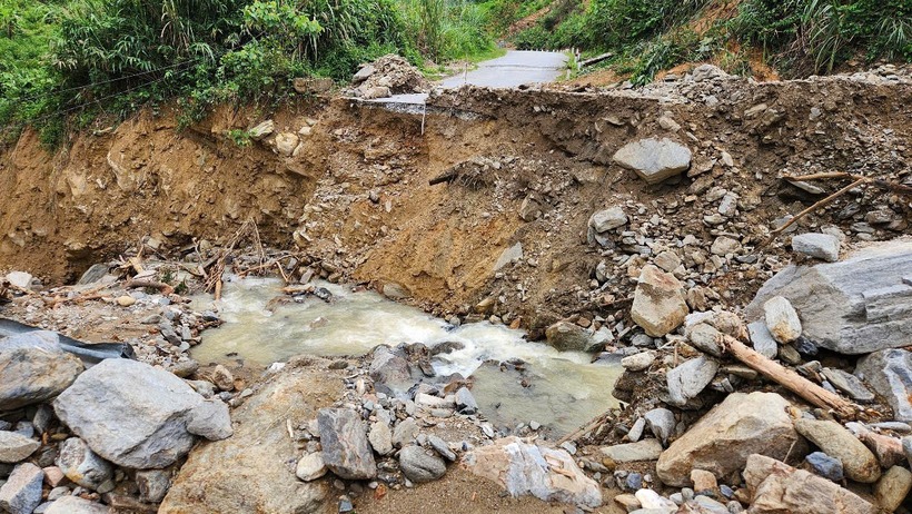 Nghệ An: Nước lũ chia cắt quốc lộ nối vào xã Nhôn Mai, giao thông tê liệt, hơn 7.000 dân bị cô lập - 4