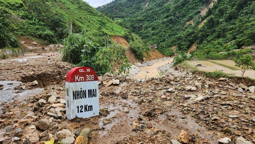 Mặt đường hư hại nặng do lũ. Ảnh: Thanh Niên