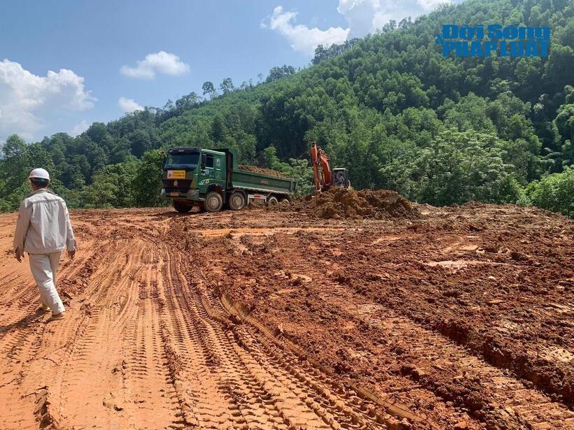 Đối với các vị trí có thể tiếp cận, nhà thầu đang triển khai đồng loạt các hạng mục: Phát quang tuyến, đào bóc hữu cơ, làm cống, thi công cọc khoan nhồi…