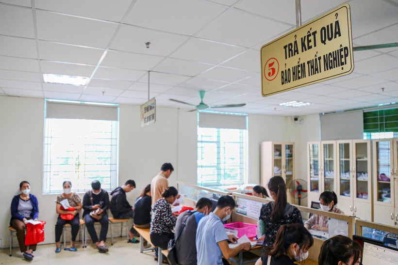 Bên cạnh nộp hồ sơ hưởng bảo hiểm thất nghiệp trực tiếp, người lao động có thể lựa chọn phương thức nộp hồ sơ trực tuyến. Ảnh: Tuổi trẻ
