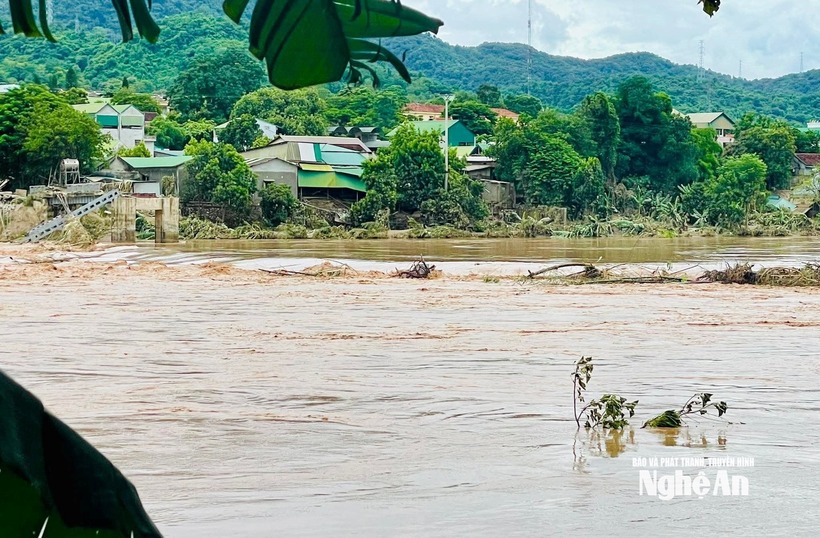 Tại xã Nhôn Mai, cầu sắt bắc qua Khe Hỷ được xây dựng và đưa vào sử dụng năm 2023. Sau các trận lũ quét và đợt lũ tháng 7/2025, cây cầu này đã bị cuốn trôi. Ảnh: Báo Nghệ An