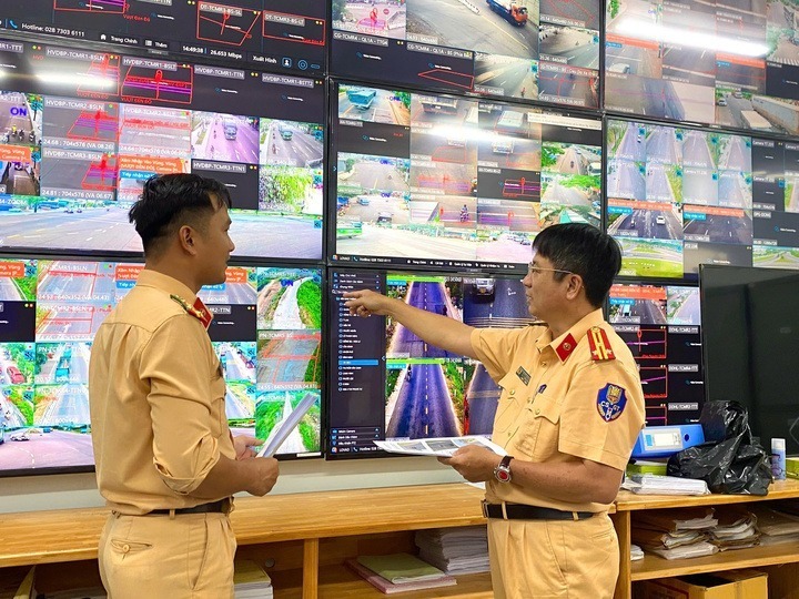 Cán bộ Phòng CSGT (Công an tỉnh Gia Lai) trích xuất dữ liệu để đối chiếu thông tin phương tiện vi phạm bị phạt nguội. Ảnh: VTC News