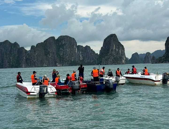 Lực lượng tìm kiếm đã phát hiện thi thể nghi là nam nạn nhân cuối cùng đang mất tích trong vụ lật tàu Vịnh Xanh 58. Ảnh: VTC News