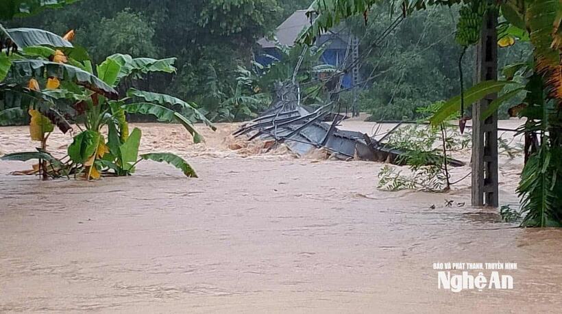 Tại xã mới Mường Quàng, xã được sáp nhập từ các xã của huyện Quế Phong cũ, gồm xã Cắm Muộn, Châu Thôn và Quang Phong, cầu treo bản Quạnh bị lũ nhấn chìm.  Ảnh: Báo Nghệ An