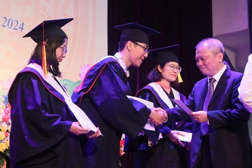 GS Lê Ngọc Thành (phải), Hiệu trưởng Trường Đại học Y dược VNU, trao bằng thạc sĩ cho các học viên chương trình thạc sĩ y khoa. Ảnh: Thanh niên