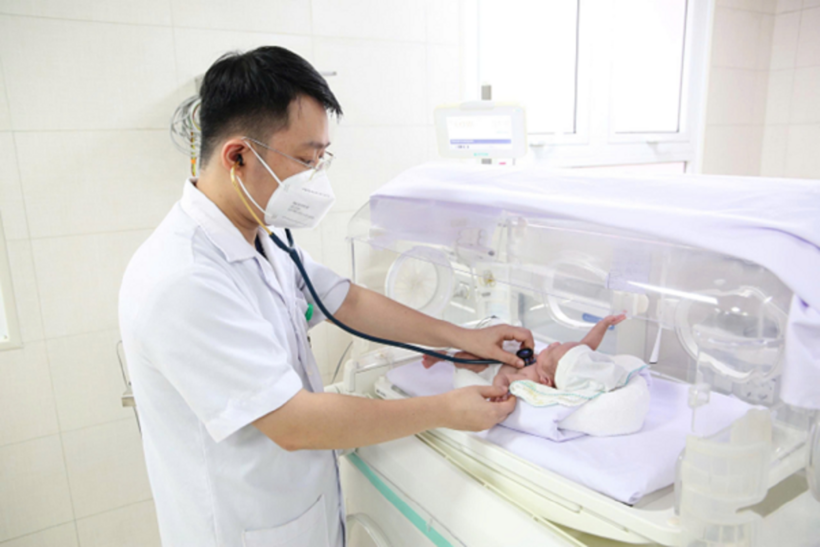 BSCKII. Nguyễn Đức Hậu – Trưởng khoa Sơ sinh thăm khám cho bệnh nhi. Lúc này, bé đã có tiến triển rất tốt