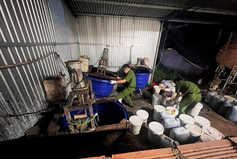 Công an phát hiện xưởng nghi sản xuất phân bón giả của vợ chồng ông H. (Ảnh: Công an nhân dân)