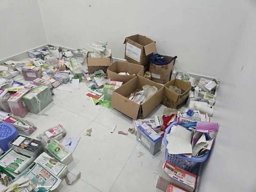 Nhiều hàng hóa, hóa chất không có tem, mác, nhãn hiệu được tìm thấy tại cơ sở sản xuất phân bón này. (Ảnh: Lao động)