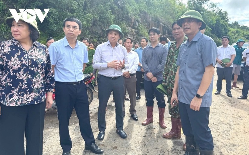 Chủ tịch UBND tỉnh Sơn La Nguyễn Đình Việt, Phó Chủ tịch Nguyễn Thành Công và Tráng Thị Xuân, cùng các sở, ngành liên quan, đã có mặt để chỉ đạo khắc phục sạt lở tại các xã. Ảnh: VOV.