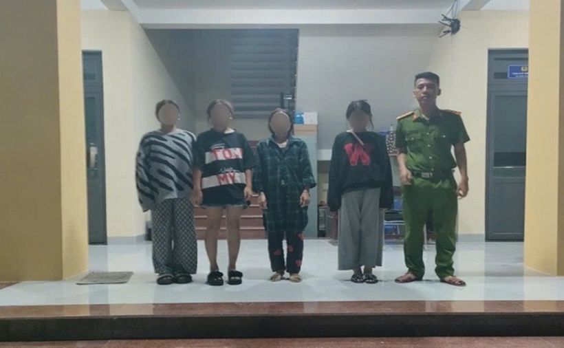 Các bé gái được Công an xã Thiện Tín giải cứu đưa về đến nhà an toàn. (Ảnh: CAND)