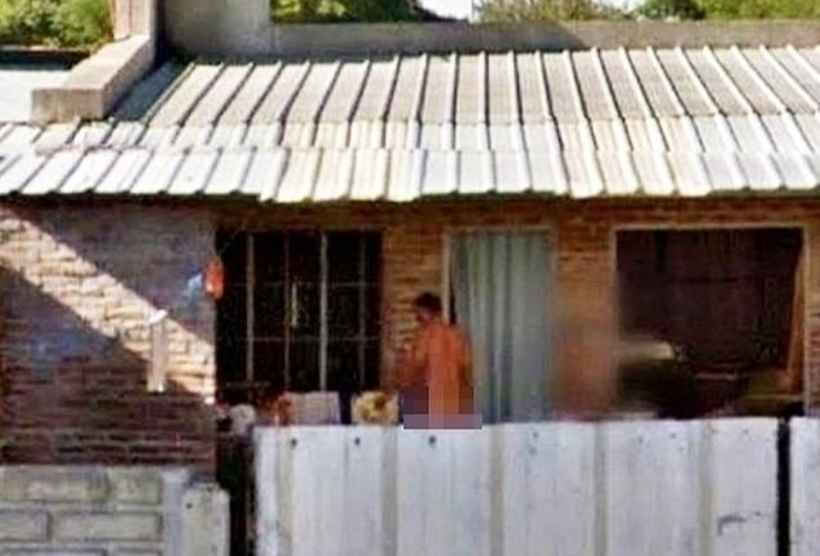 Người đàn ông bị chụp trong sân nhà. Ảnh: Google Maps.