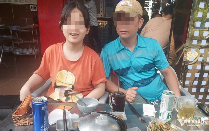 Bé gái 13 tuổi cười tươi trong vòng tay của người cha. Ảnh: VietNamNet.