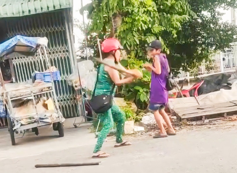 Người phụ nữ đánh đập cháu ruột mình vì bán không hết vé số. Ảnh: SGGP.