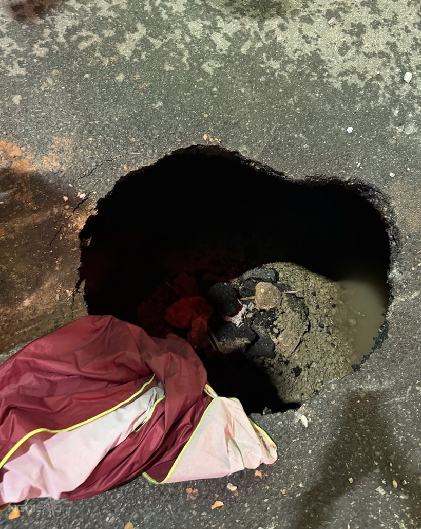 Lộ chiếc hố sâu gần 1m. (Ảnh: VnExpress)